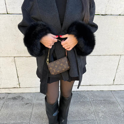 Manteau Élégant Ceinturé avec Poignets en Fausse Fourrure Avenora® - Vue 9