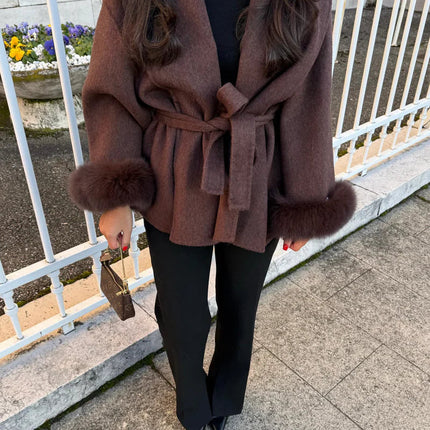Manteau Élégant Ceinturé avec Poignets en Fausse Fourrure Avenora® - Vue 4