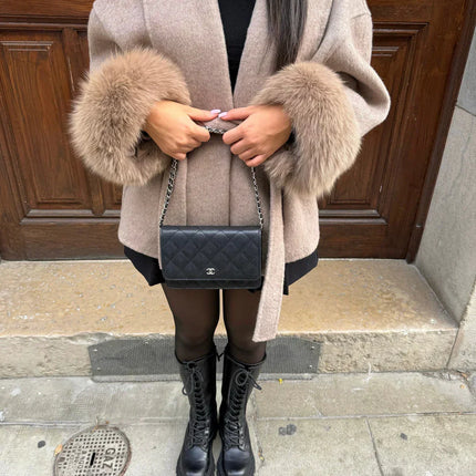 Manteau Élégant Ceinturé avec Poignets en Fausse Fourrure Avenora® - Vue 2